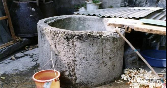 城市居民的生活,生产提供了极大的方便,所以素有"饮水不忘掘井人"之说